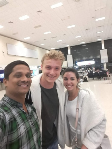 Un couple pris en charge à l'aéroport par Muba Taxi Service