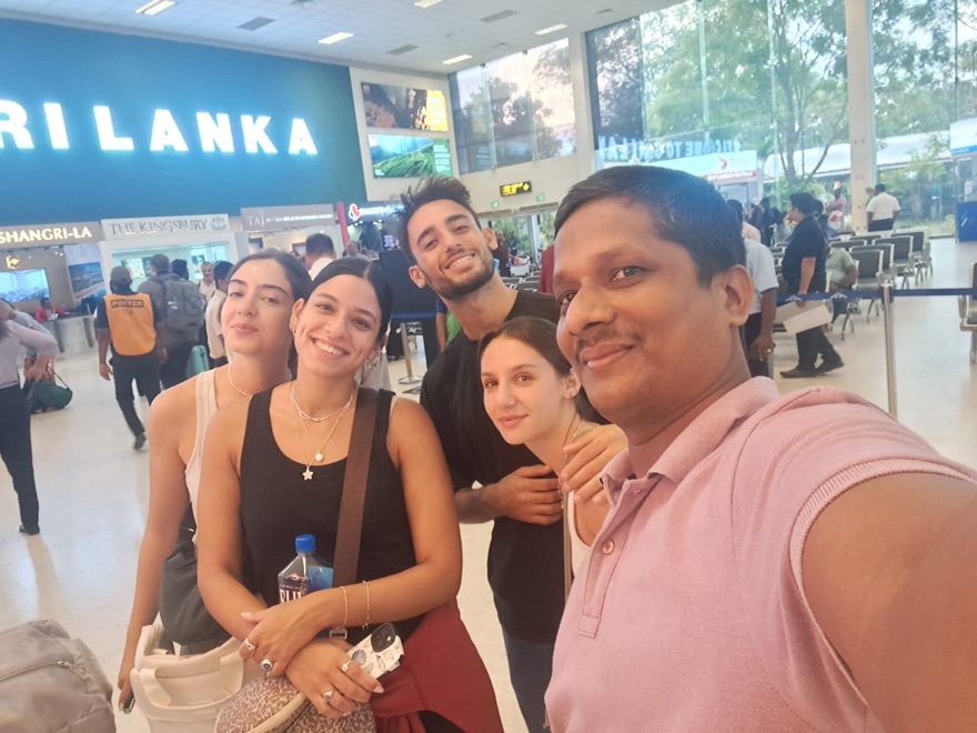 Le chauffeur Mubarak accueillant un groupe de voyageurs aux arrivées de l'aéroport au Sri Lanka