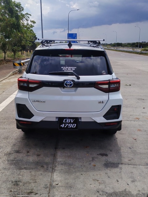Vue arrière de la Toyota Raize avec coffre de toit