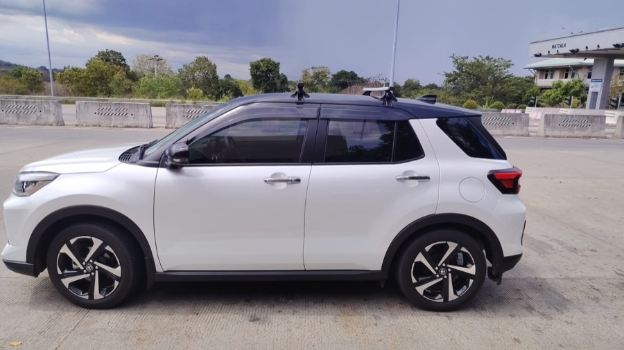 La Toyota Raize bicolore blanche de Muba Taxi Service à Mattala