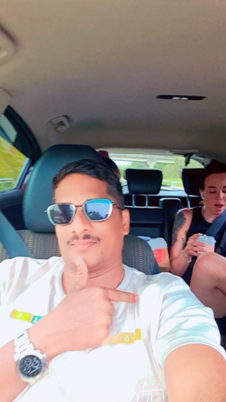 Mubarak levant le pouce sur la route avec un client