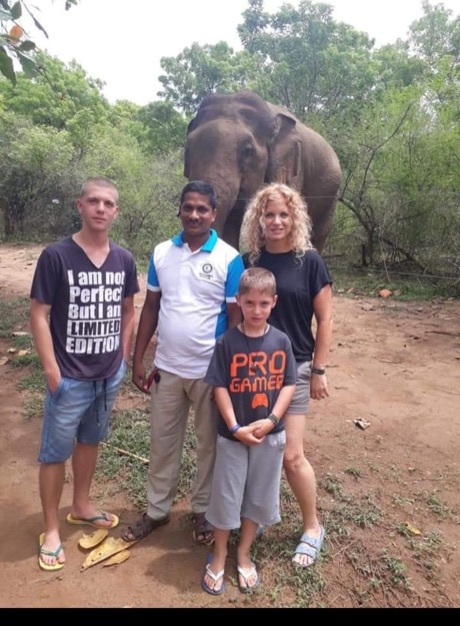 Une famille en excursion safari rencontrant un éléphant sauvage