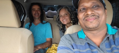 Un couple souriant sur la banquette arrière lors d'un trajet avec Muba Taxi Service