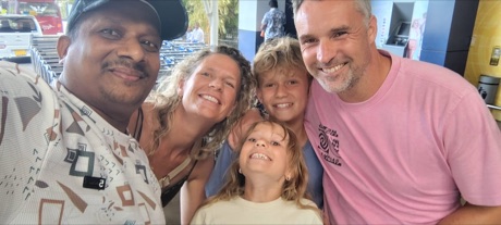 Une famille heureuse de quatre personnes avec Mubarak après une prise en charge à l'aéroport au Sri Lanka