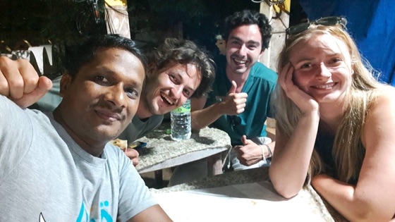 Des voyageurs et Mubarak partageant un dîner lors d'un road trip